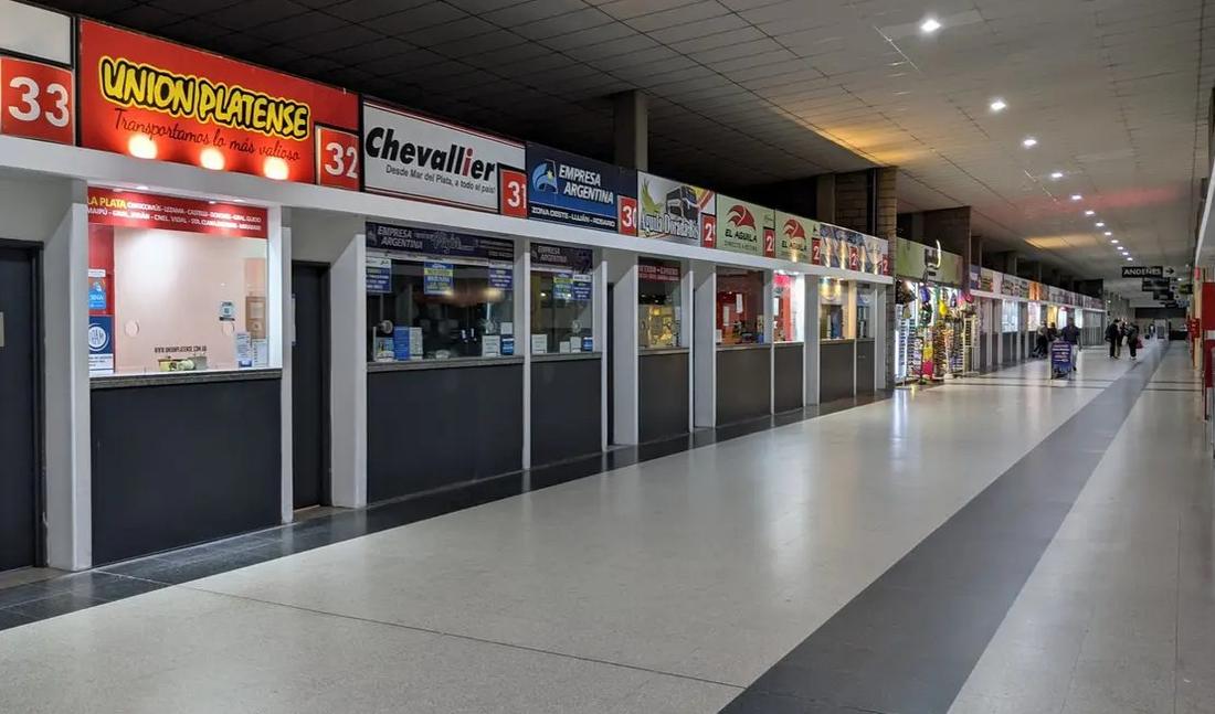 Boleterías de las empresas a lo largo del hall