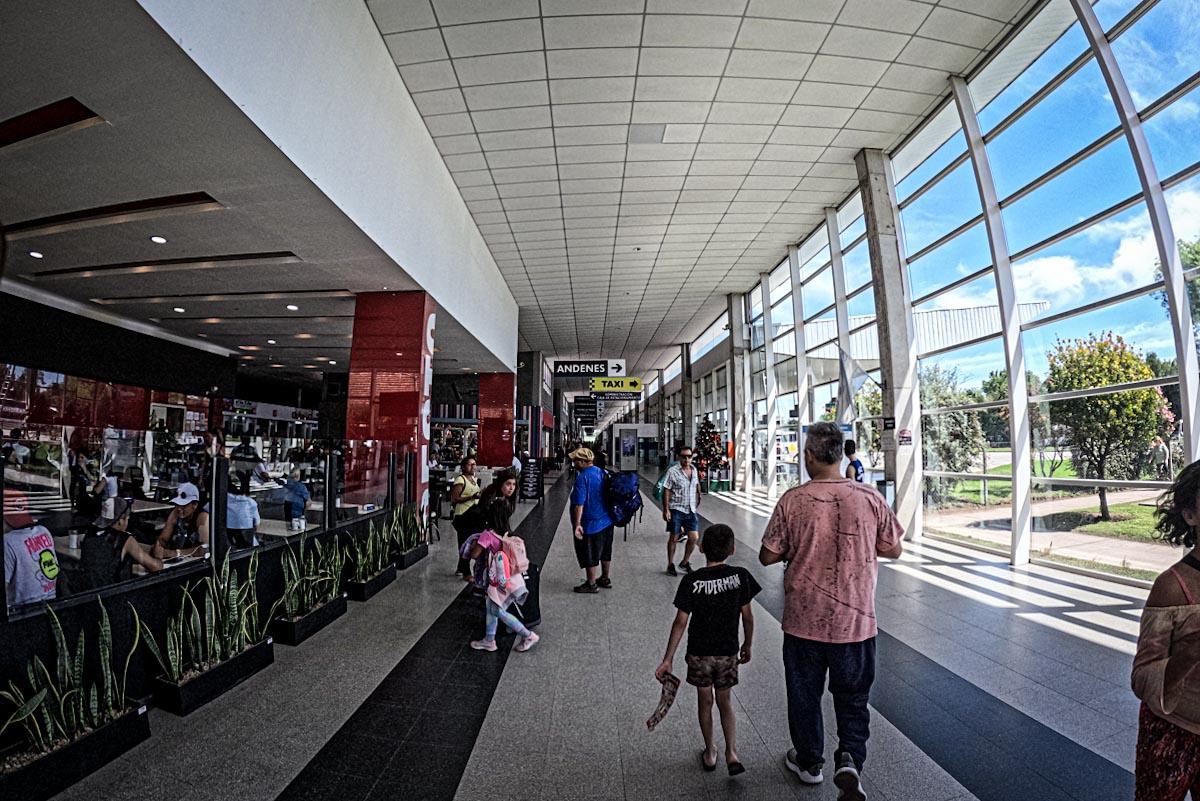 Hall principal vidriado con acceso a plataformas y taxis