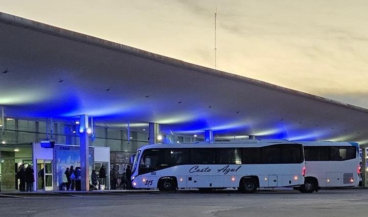 Micros en las plataformas bajo la cubierta iluminada al atardecer